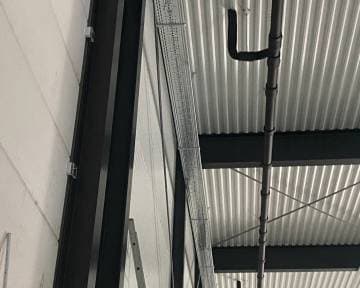 Elektra-installatie in een bedrijfshal