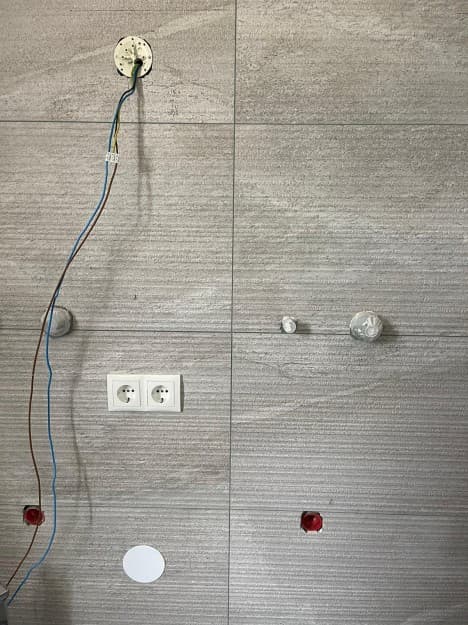 Voorbereide bedrading en stopcontacten in een badkamer